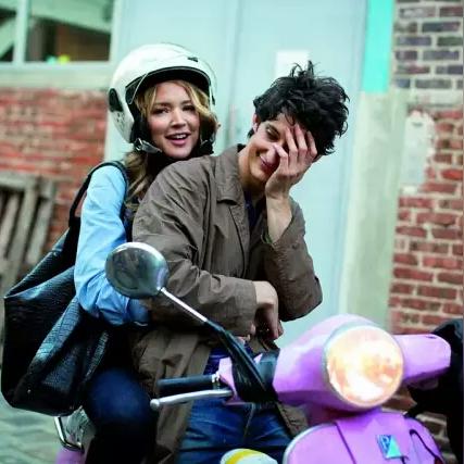 爱丽丝的梦想:她试图通过改变世界,让每个人都过上更美好的生活。 爱丽丝的梦想:她试图通过改变世界,让每个人都过上更美好的生活。